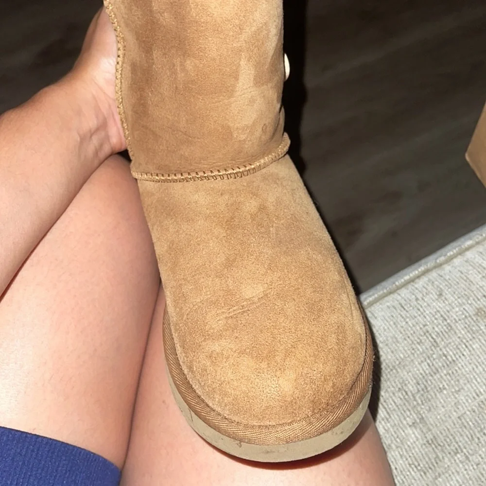 Ugg boots-Bailey Button - Picture 3 of 3